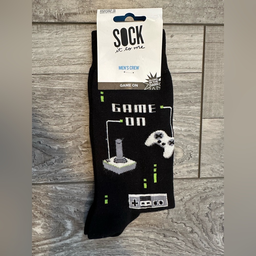 SOCK IT TO ME GAME ON MENS CREW SOCKS‎ GLOW IN THE DARK SIZE 7-13 VIDEO GAMES